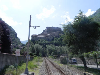 Foto su Forte di Bard e sulla ferrovia da Hône (39551 bytes)